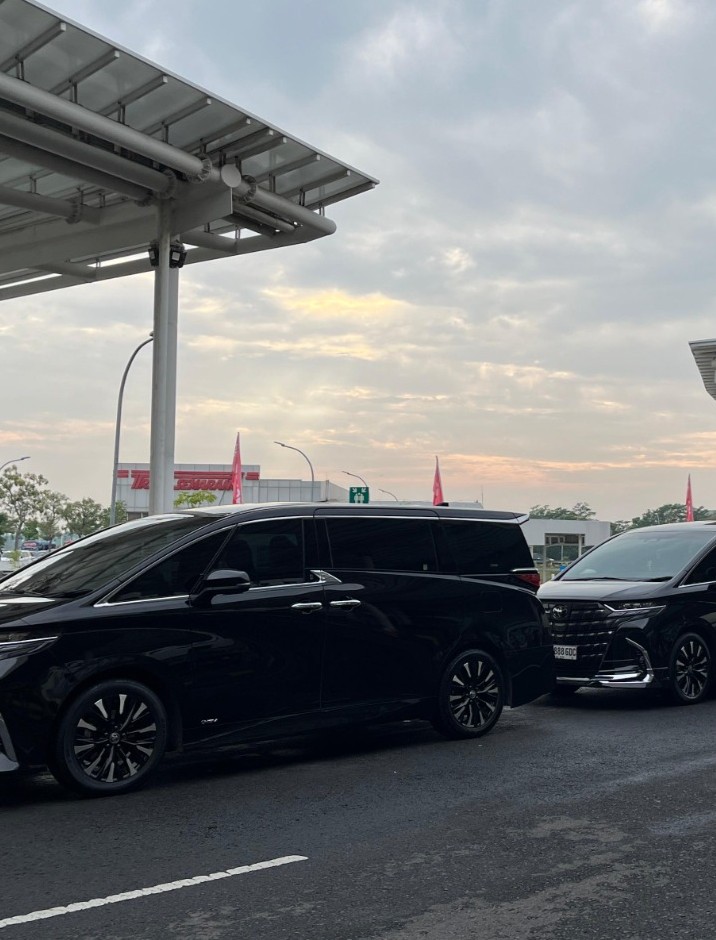 Unit Toyota Alphard Hitam Kondisi Prima dan Bersih Siap Sewa Solo