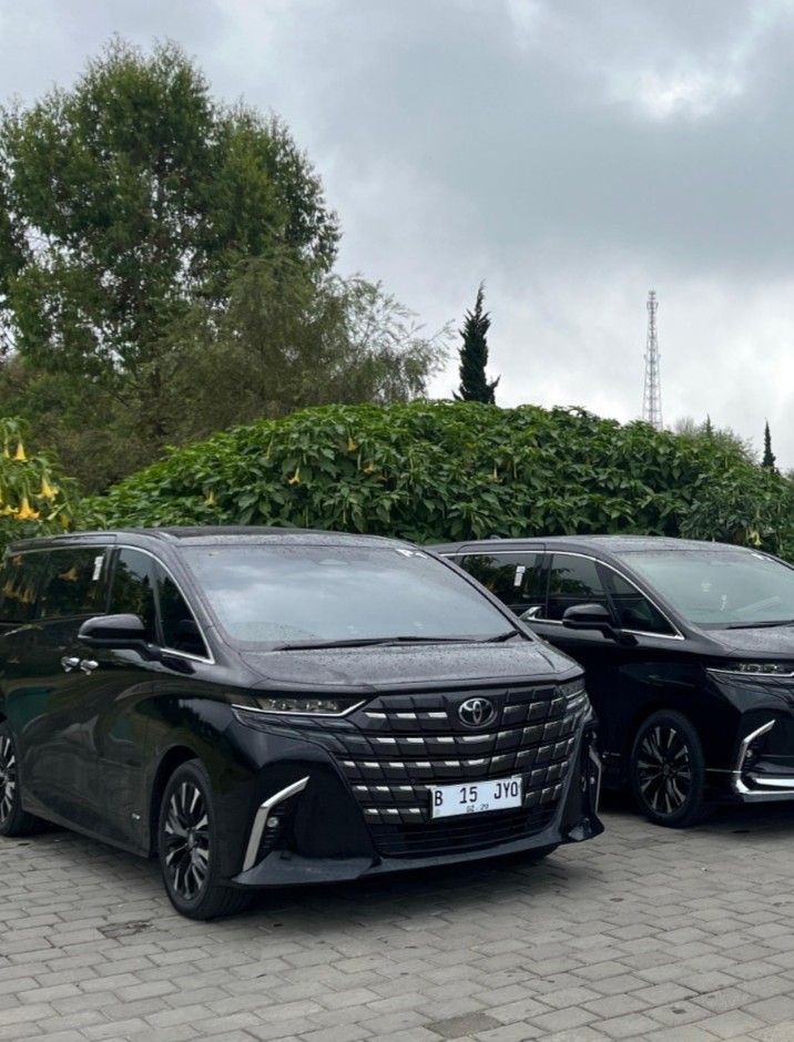 Sewa Alphard Transformer Hitam Mewah untuk Perjalanan Bisnis di Solo